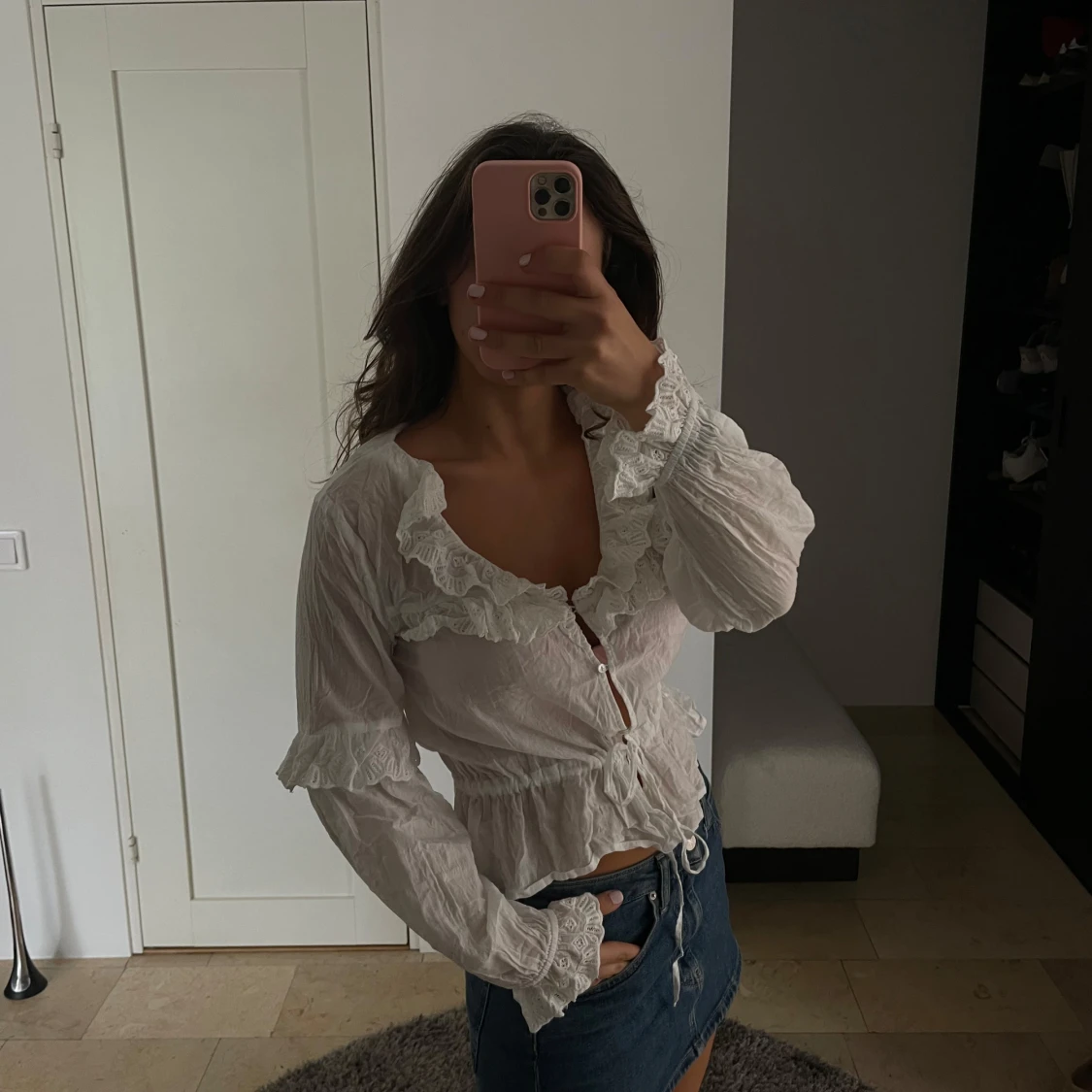 Vit blus med volang och knyt - 1