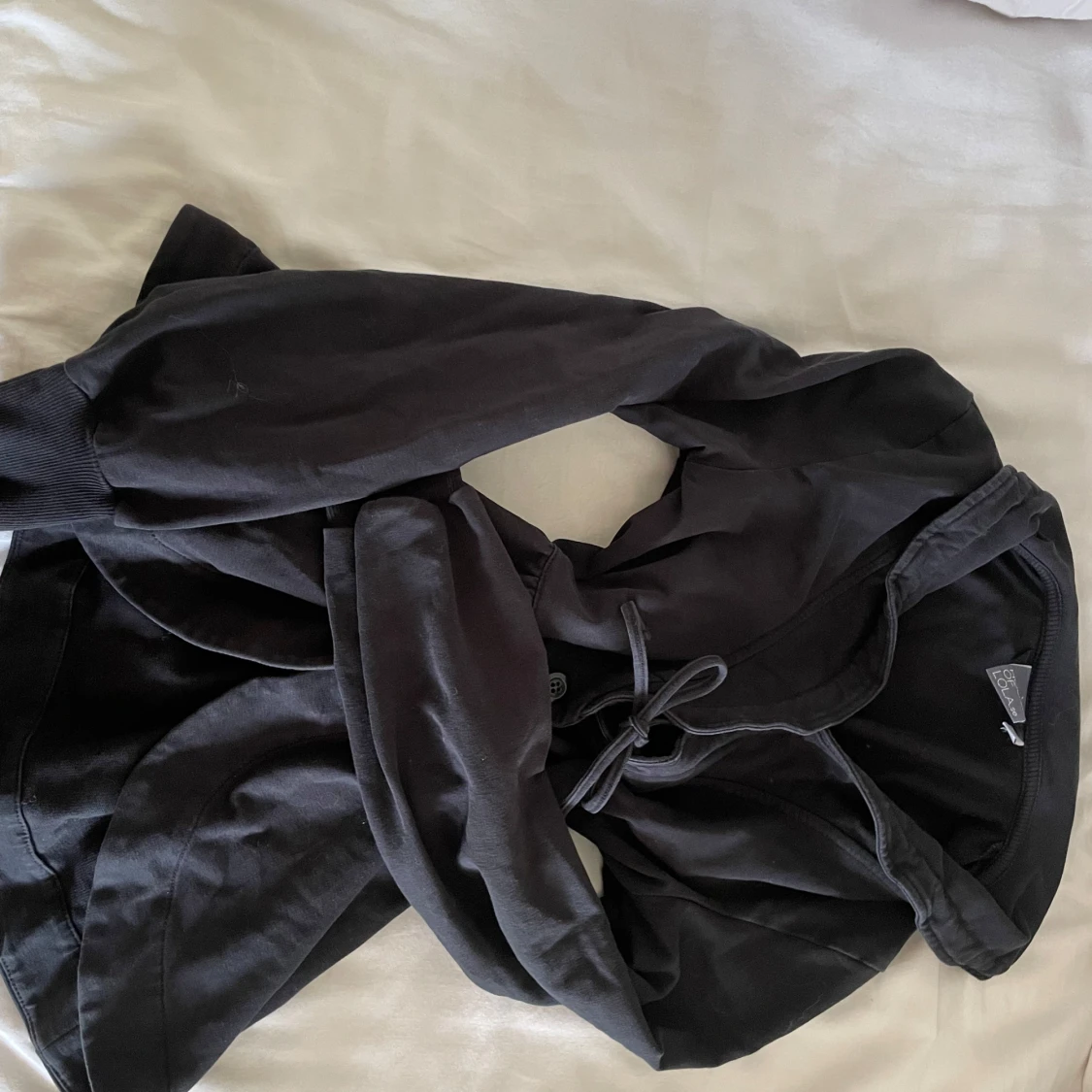 Svart tröja med knyt från House of Lola - 1