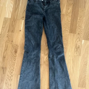 Mörkgråa bootcut jeans - Snygga svart/gråa bootcut jeans från Gina tricot i strl 34💕 använda men i mycket bra skick