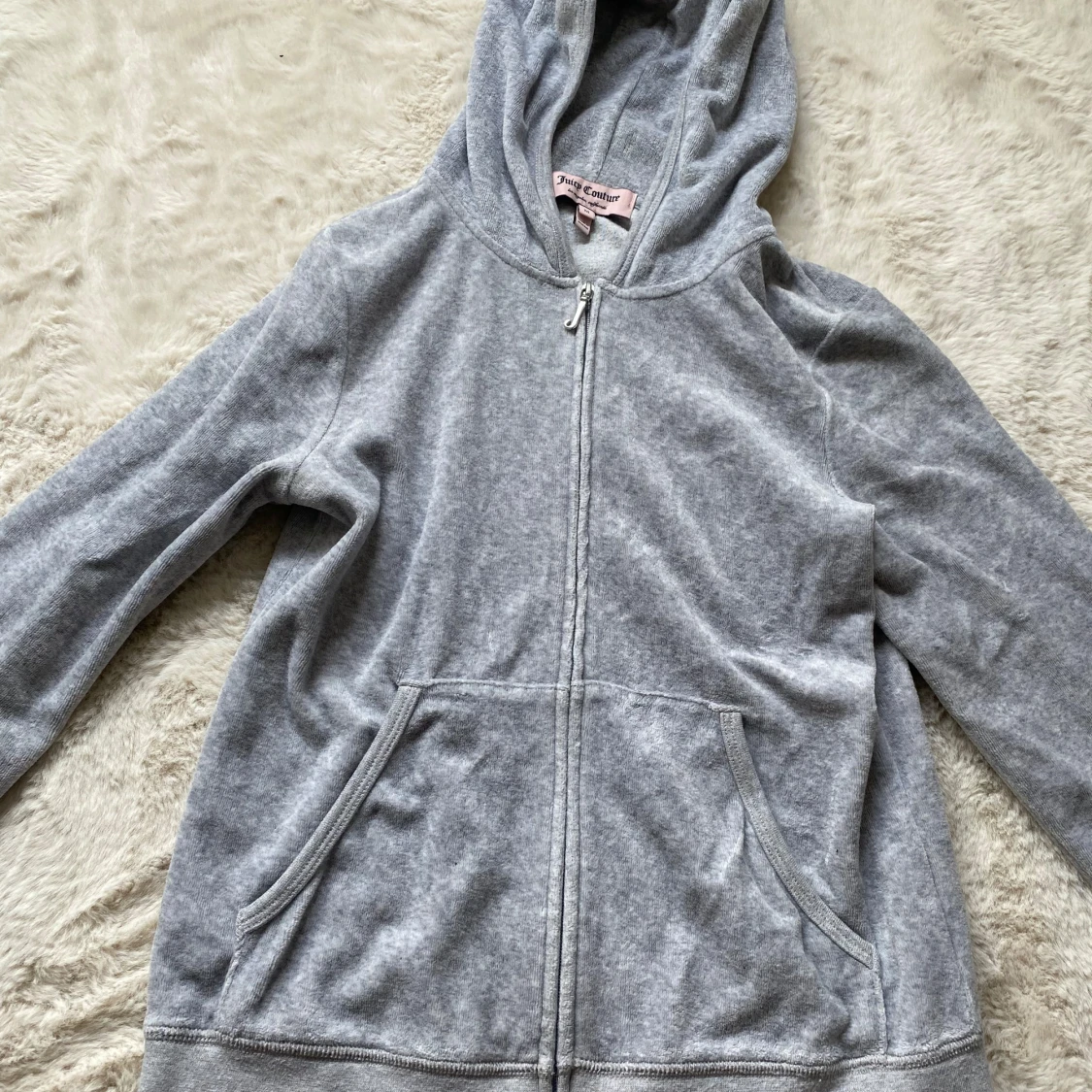 Grå Juicy Couture hoodie med dragkedja Storlek M - 1