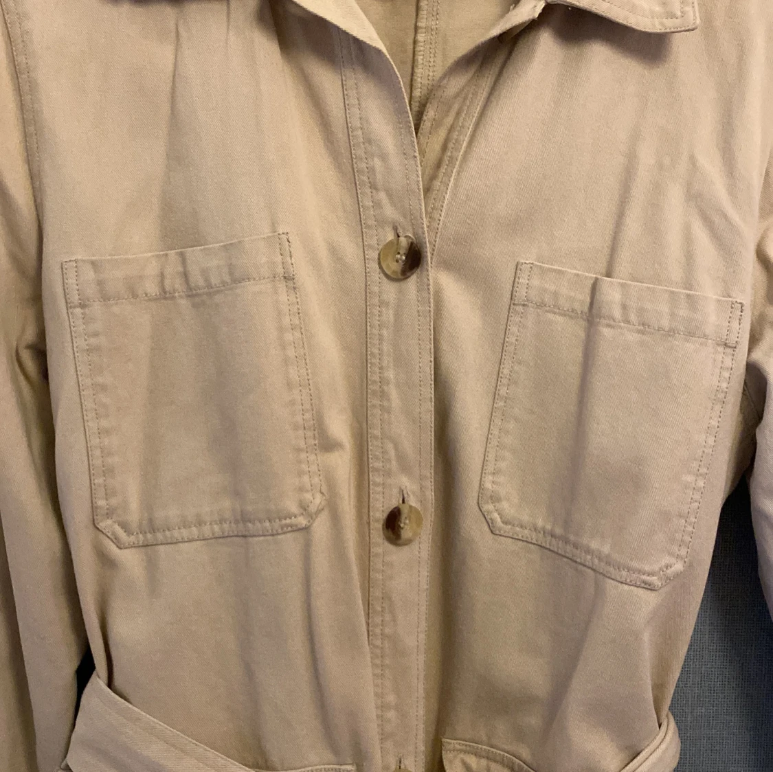 Beige overshirt med bälte från Indiska - 4