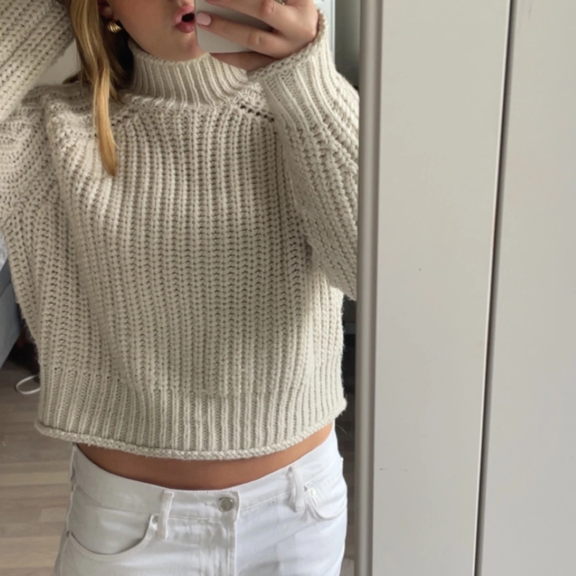 Beige stickad polotröja