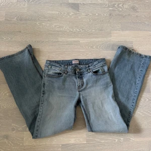 Ljusblå bootcut jeans från Moto💕 - Jättesnygg lågmidjade bootcut jeans! Hör av er om Li har frågor💕