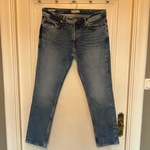 Blå jeans från Jack & Jones - Blåa jeans ifrån Jack & Jones i modellen SLIMSTRAIGHT/TIM i storleken 33/32