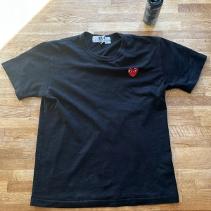 CDG T-Shirt - En cdg tröja i storlek L men passar också M.  Jag säljer den pga att jag inte använder den något mer. Den har inga defekter alls och är i fint skick.