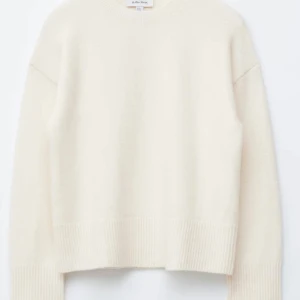 Stickad tröja från Other Stories - Säljer denna populär stickade tröjan från Otherstories i storlek S, är 165 o den passar perfekt. Är lite nopprig men syns knappt