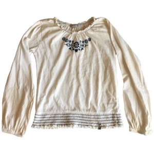 Långärmad topp med detaljer/ tryck/ broderi - Gullig topp med broderi på!