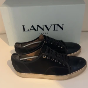 Lanvins  - Intressekoll Lanvins (BOX INGÅR EJ ENDAST DUSTBAG) - Storlek 43 - Bra skick, finns tydliga tecken på användning, rengörs dock noggrant vid önskemål och köp - Nypris: 5200kr - Mitt pris: Diskuteras med säljare - Hör av dig vid fler bilder och funderingar 💫