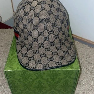 Gucci navy keps  - Hej! Säljer denna Navy Gucci keps med storlek M! Den är bara testad! Den är helt ny! Den finns i Göteborg och utanför göteborg!   Byte går bra också!  Om du har funderingar de bara skriva. 