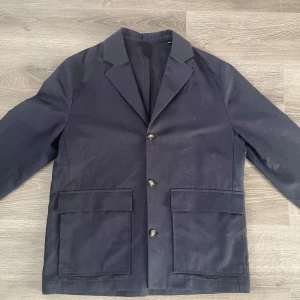 Overshirt J.Lindeberg - Säljer nu denna Overshirten från J.Lindeberg. Fint skick. Storlek M. Passar perfekt nu till hösten. Det är bara att höra av dig vid funderingar🤩✅ 