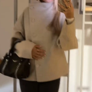 Beige kappa lager 157 - Snygg beige kappa med hög krage från lager 157