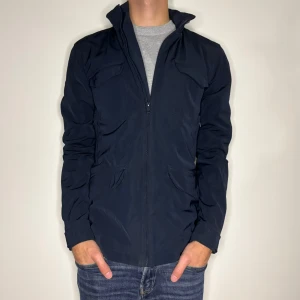 Field Jacka  - Field jacka från Elvine | Skick: 9/10 | Storlek: M | Nypris: 2499kr | Säljer för 679kr | Spårbar frakt via Postnord eller Instabox | Hör av dig vid frågor eller funderingar 