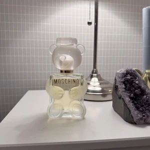 Moschino Toy 2 100ml björnflaska - Mochino Toy 2 Eau De Parfum. Typ använt 10 ggr. Nästan oanvänd ärligt talat. Luktar väldigt fräscht och nytvättat. 