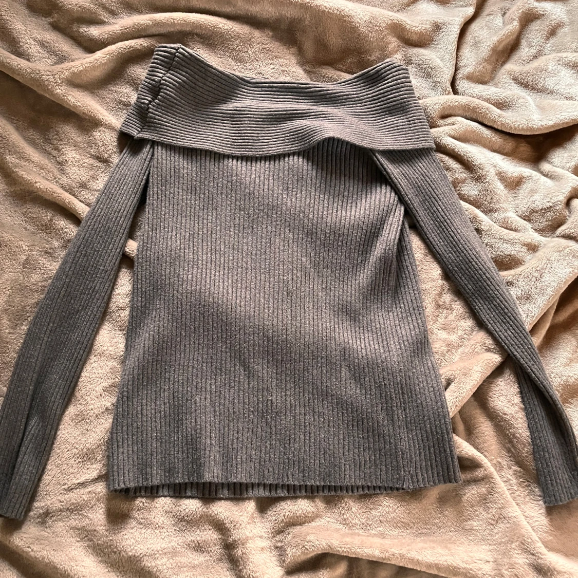 Mörkgrå ribbad offshoulder tröja