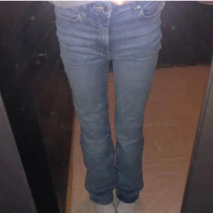 Jeans blåa - Säljer ett par halv midjade jeans, jätte fin enkla vardagliga jeans säljer pga jag rensar min garderob de är i jätte bra skick nästan inte använda🤗💕