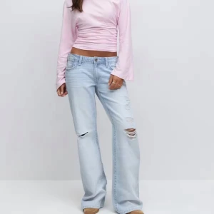 Ljusblåa lose jeans med slitningar - Säljer ett par ljusblåa jeans med lose passform och snygga slitningar på benen. Jeansen har låg midja och är helt slutsålda på hemsidan, 400 kr nypris! Dem är endast testade med prislapp på!❤️