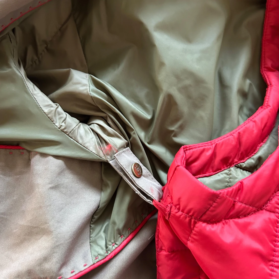 Beige jacka med  röd väst - 4