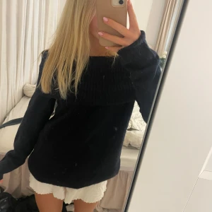 Stickad off shoulder tröja  - Jätte fin mörkblå stickad off shoulder tröja från Gina Tricot. Tröjan är endast använt ett par gånger och känns som ny. Perfekt mysig tröja till hösten och vintern. Är i barn 170 men skulle verkligen säga att den passar dam xs/s då det är det jag brukar ha och den passar på mig. Har tyvärr klippt bort lappen men har för mig att det var ull blandning.