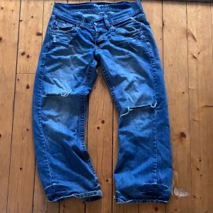 Vintage Jeans - Riktigt feta jeans med slitningar, hål vid knäna, och bootcut passform. Säljer eftersom de har blivit för korta för mig. W/L 30. Skriv vid minsta lilla fråga!