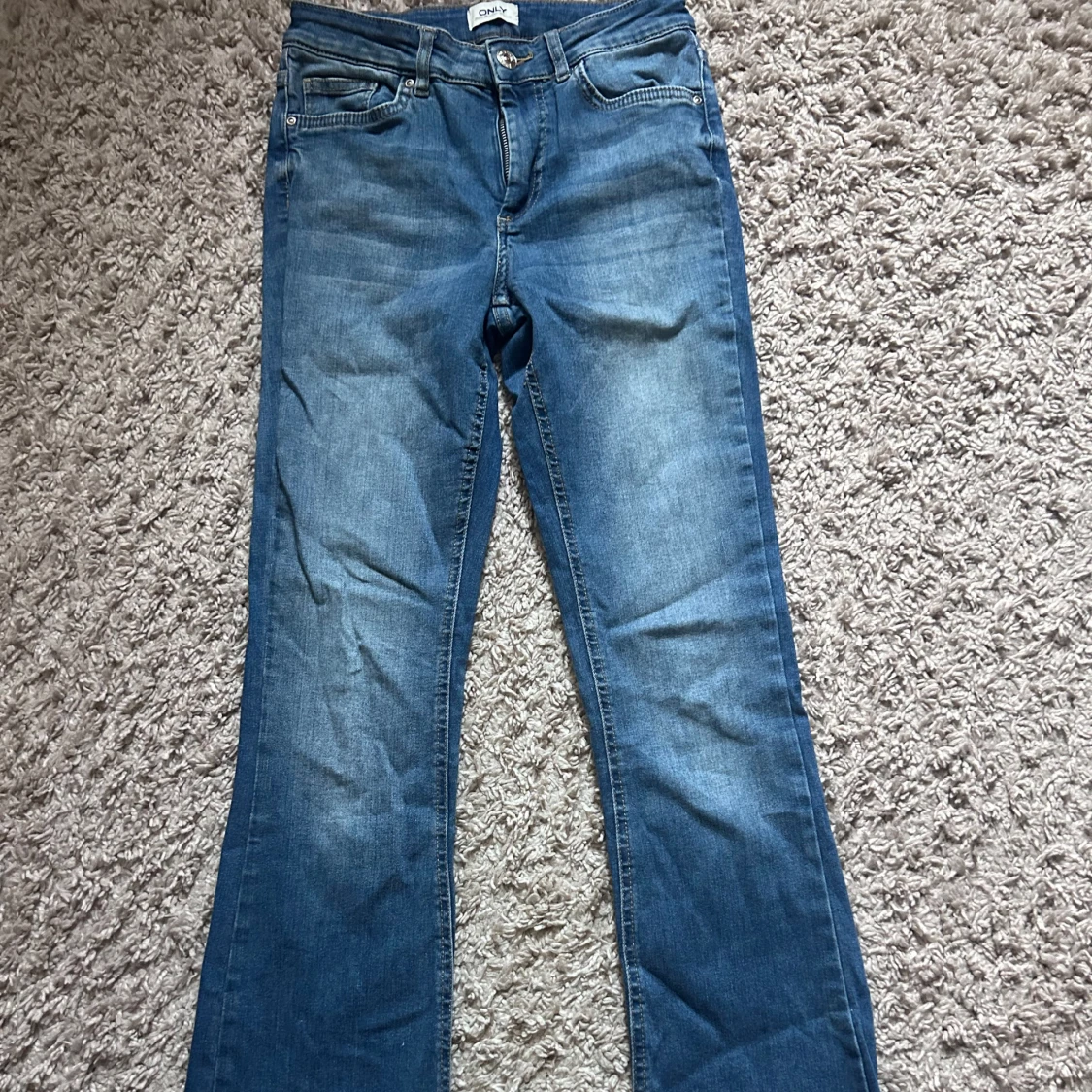 Blå bootcut jeans från ONLY
