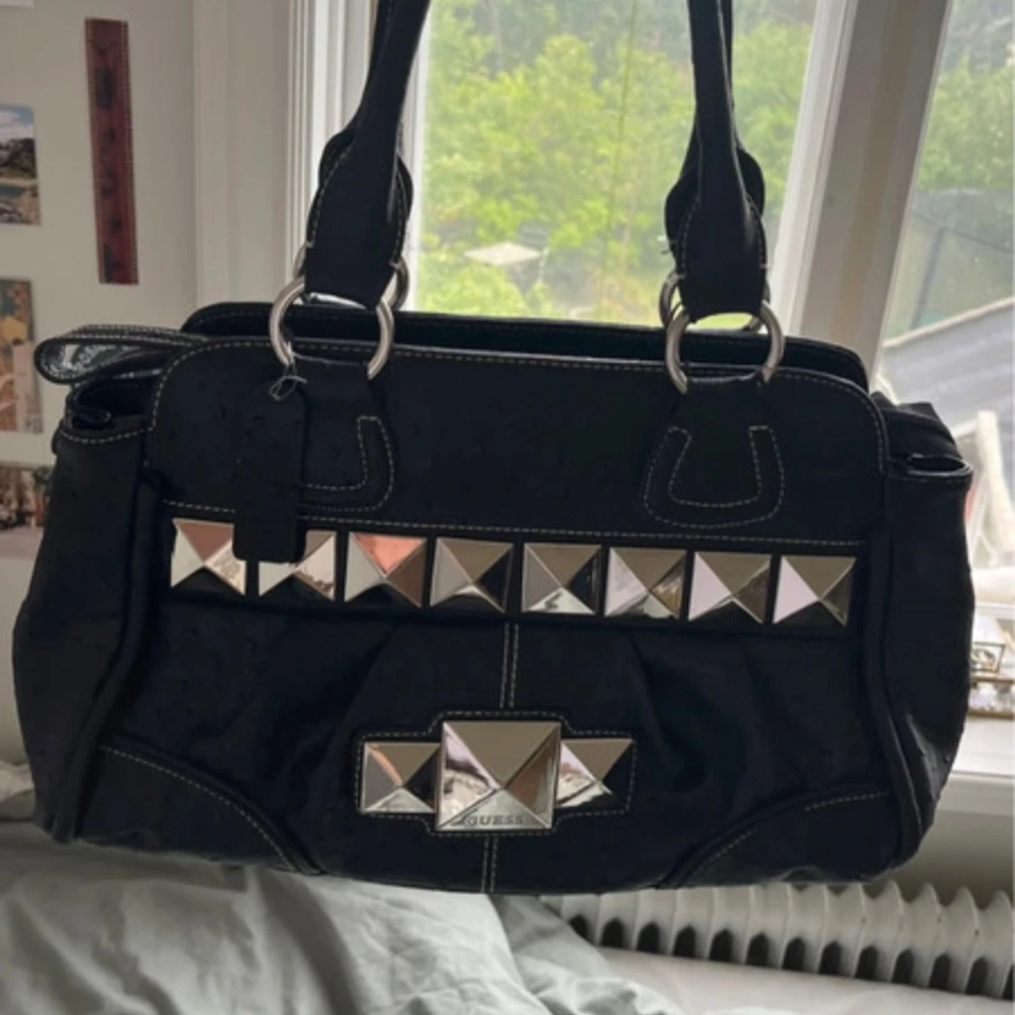Svart handväska med nitar från Guess