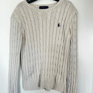 Beige Kabelstickad Tröja Polo Ralph Lauren - 🤍Kabelstickad tröja från Ralph Lauren 🤍Säljer då den är för liten (Rätt liten i storlek) 🤍Bra skick 🤍Äkta
