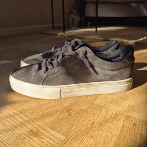 Vagabond skor  - Snygga skor i mocka med vit/beige sula. Storlek 42 men sitter som 43.              Perfekta för en stilren och avslappnad look.                Använda cirka 6-7 gånger                                  Mycket bra skick.