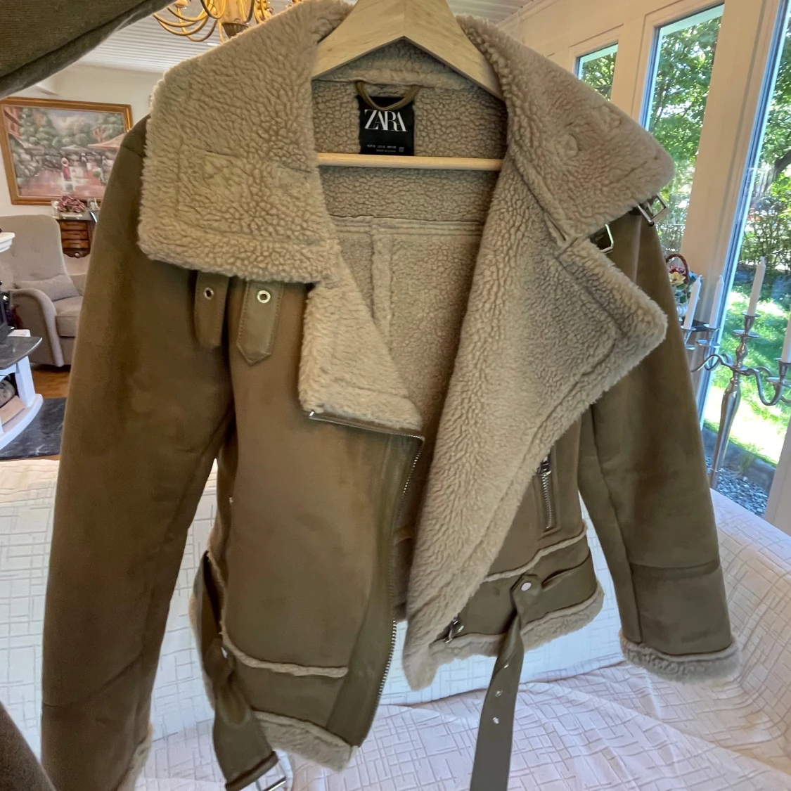 Beige teddyjacka från Zara med bälte - 1