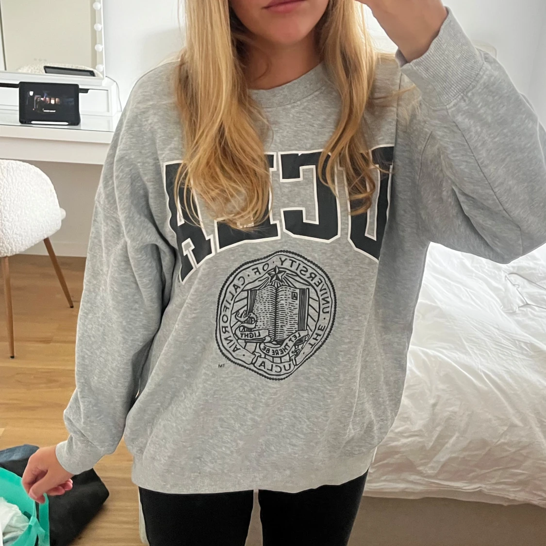 Grå UCLA sweatshirt i oversized modell - 1
