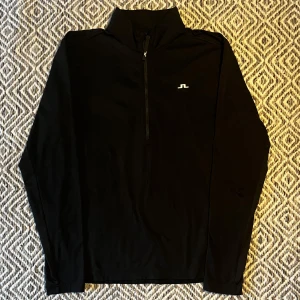 J.Lindeberg Tröja - J.Lindeberg Golf Tröja! | Skick 9/10 mycket bra | Nypris 1200kr | Mitt pris 399kr | Kom pm vid frågor eller funderingar! | Postas eller hemleverans i Gävle området!