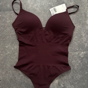 Vinröd body med v-ringad form - Säljer denna fina vinröda Bodyn. Perfekt färg inför höst och jul💕. Storlek S