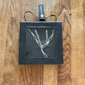 Smycken  - Jättefina örhängen och ett halsband i silver med blåa kristaller, köpt för 150kr