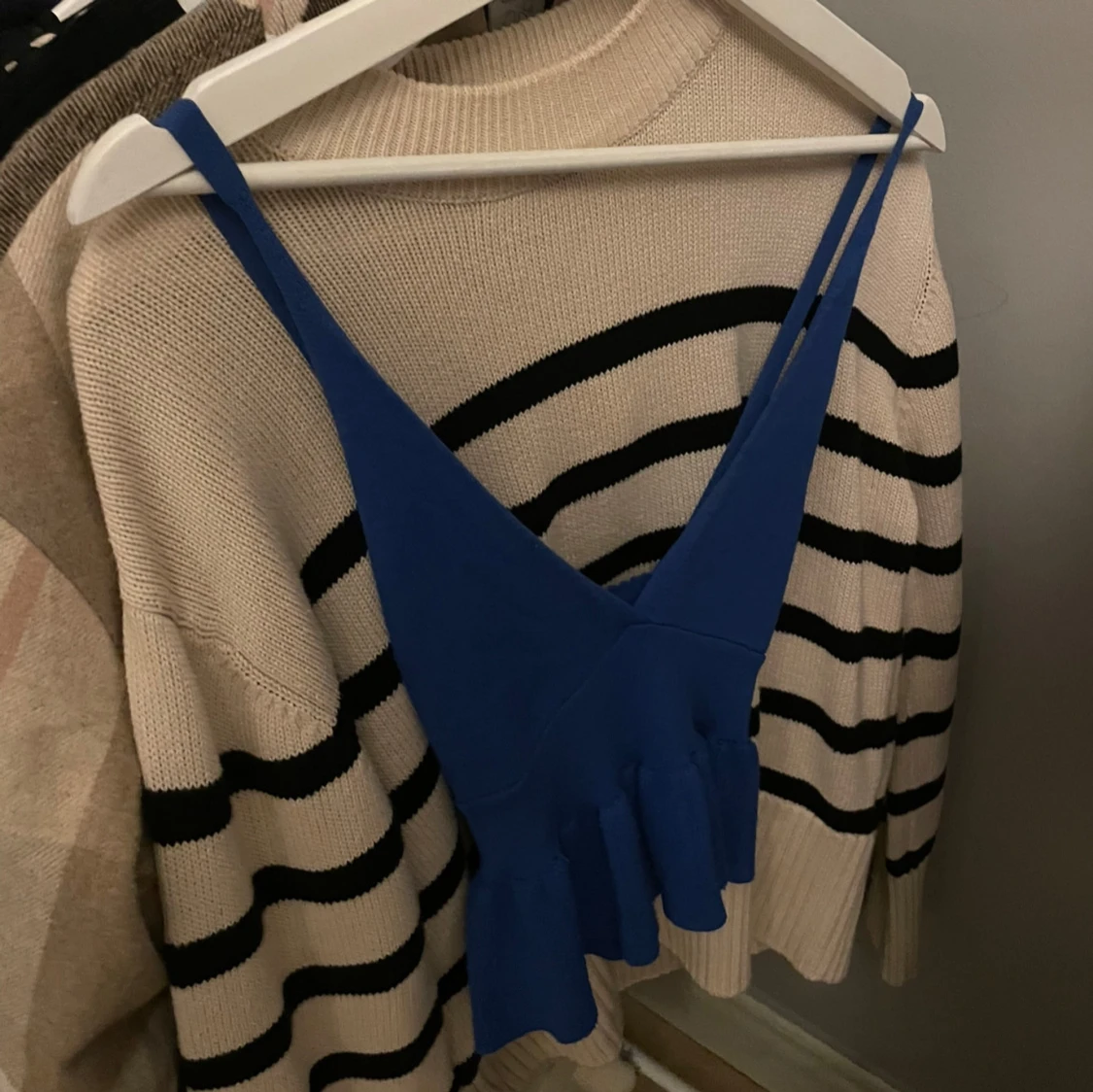 Blå volang topp med djup v-ringning - 1