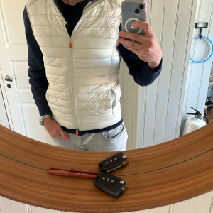 Väst - Säljer en Save the duck väst. Sparsamt använd! Bara att skriva om ni undrar något! Jag är 183 75kg