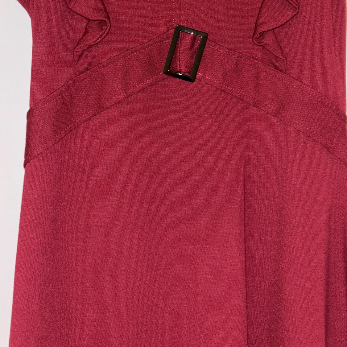 Vinröd klänning med bälte och volang - 1