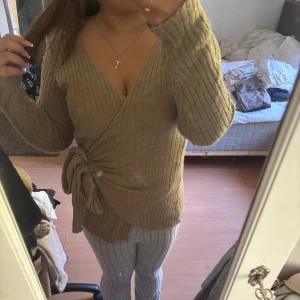 kofta från SHEIN - Supermysig beige ribbad omlottkofta från SHEIN i storlek M. Koftan har lång ärm, knyt i sidan och en figurnära passform. Perfekt nu till hösten. Materialet är mjukt och stretchigt, vilket gör den extra bekväm.