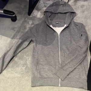 Svart hoodie och grå hoodie  - Svart=250kr grå=200kr men köper du båda får du de för 400kr. Den svarta är xxs och den gråa är xs båda har skönt material på insidan och har bra passform. De är inte andvända så många gånger. 