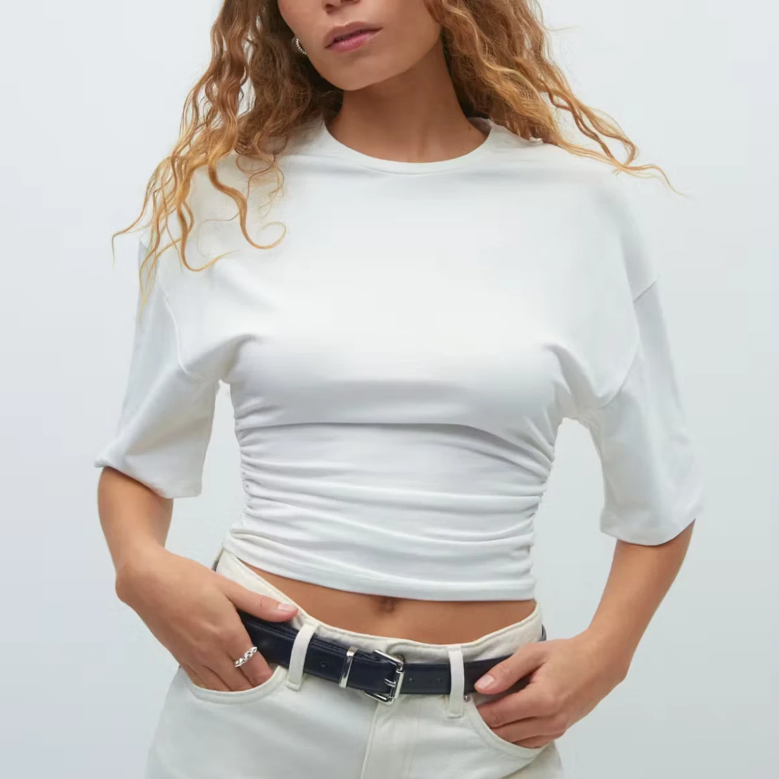 Vit croppad topp med rynkade sidor