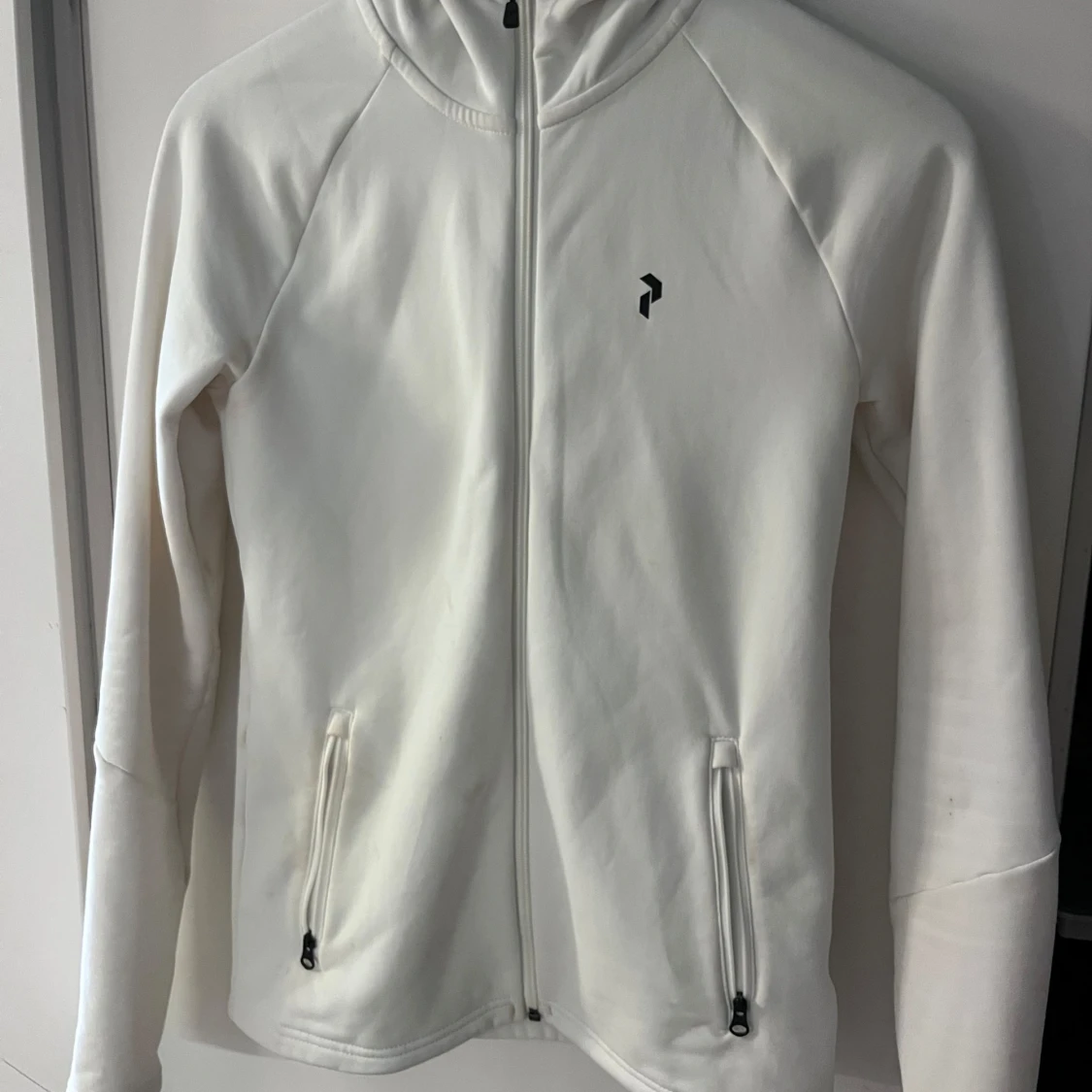 Vit hoodie från Peak Performance - 1