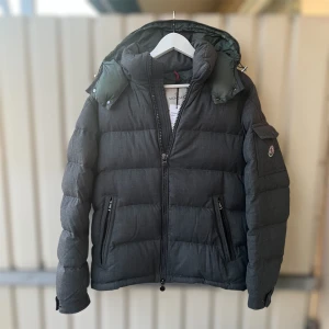 Moncler montgenevre  - Grå moncler montgenevre jacka med olivgröna detaljer | Storlek 2 vilket motsvarar M | Skick 9/10 finns någon liten defekt annars i princip nyskick. 