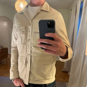 Beige Overshirt A Days March - Säljer denna sjukt snygga Overshirten från A Days March⭐️ Färgen är beige och storleken är S✅ Den har inga defekter och skicket är utomordentligt🙌🤝 Sjukt najs passform och passar perfekt till hösten🍁🙌 Tveka inte på att höra av er dig vid minsta fråga eller fundering😊
