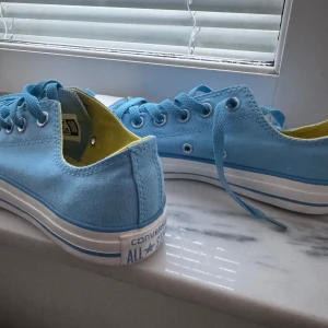 Blå Limited Edition Converse All Star sneakers - Säljer ett par limited edition Converse All Star sneakers i en ljusblå färg! Skitcoola och snygga! Köpta i New York!