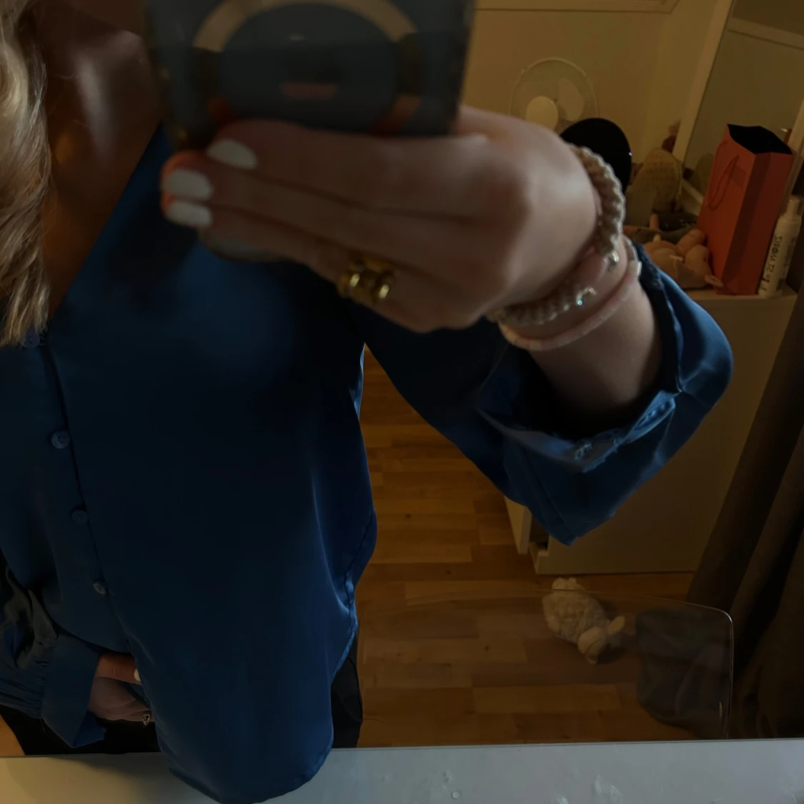 Blå satinblus från Vila med v-ringning - 2