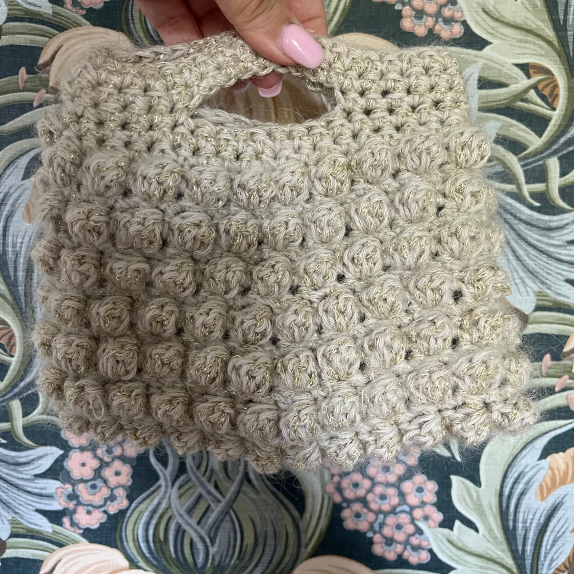 Handvirkad beige handväska med guld-glitter