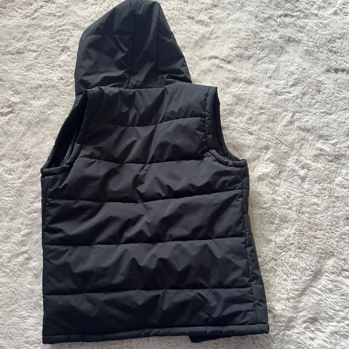 Svart dunväst med huva och dragkedja - 2