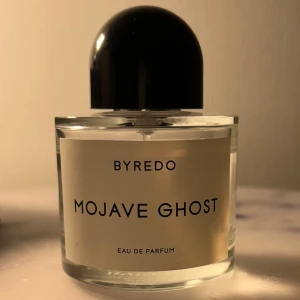 Byredo Mojave Ghost EdP 100ml - Byredo – Mojave Ghost, Eau de Parfum 100 ml. Sparsamt använd och i gott skick. En populär unisex doft. 