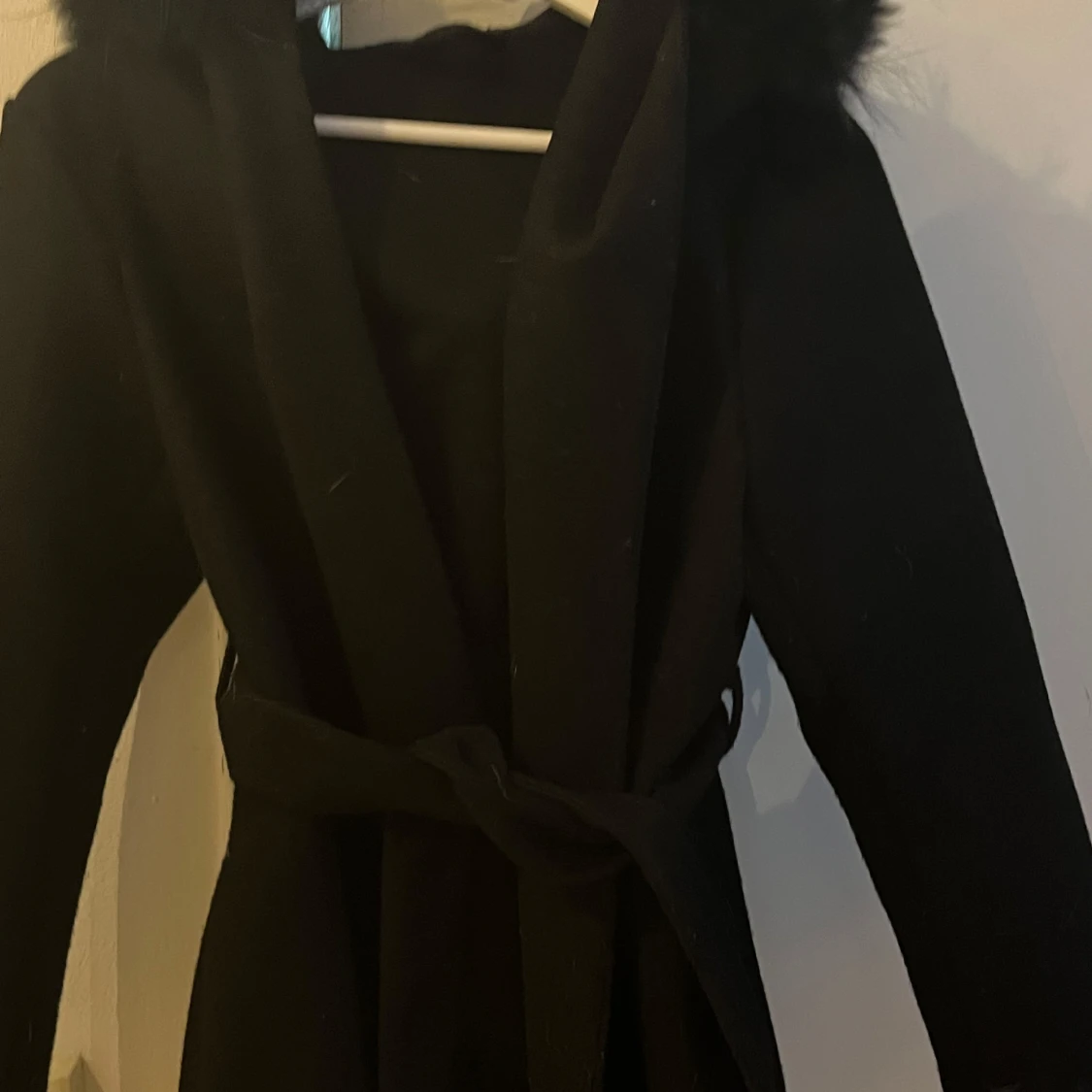 Svart kappa med äkta päls  och bälte - 1