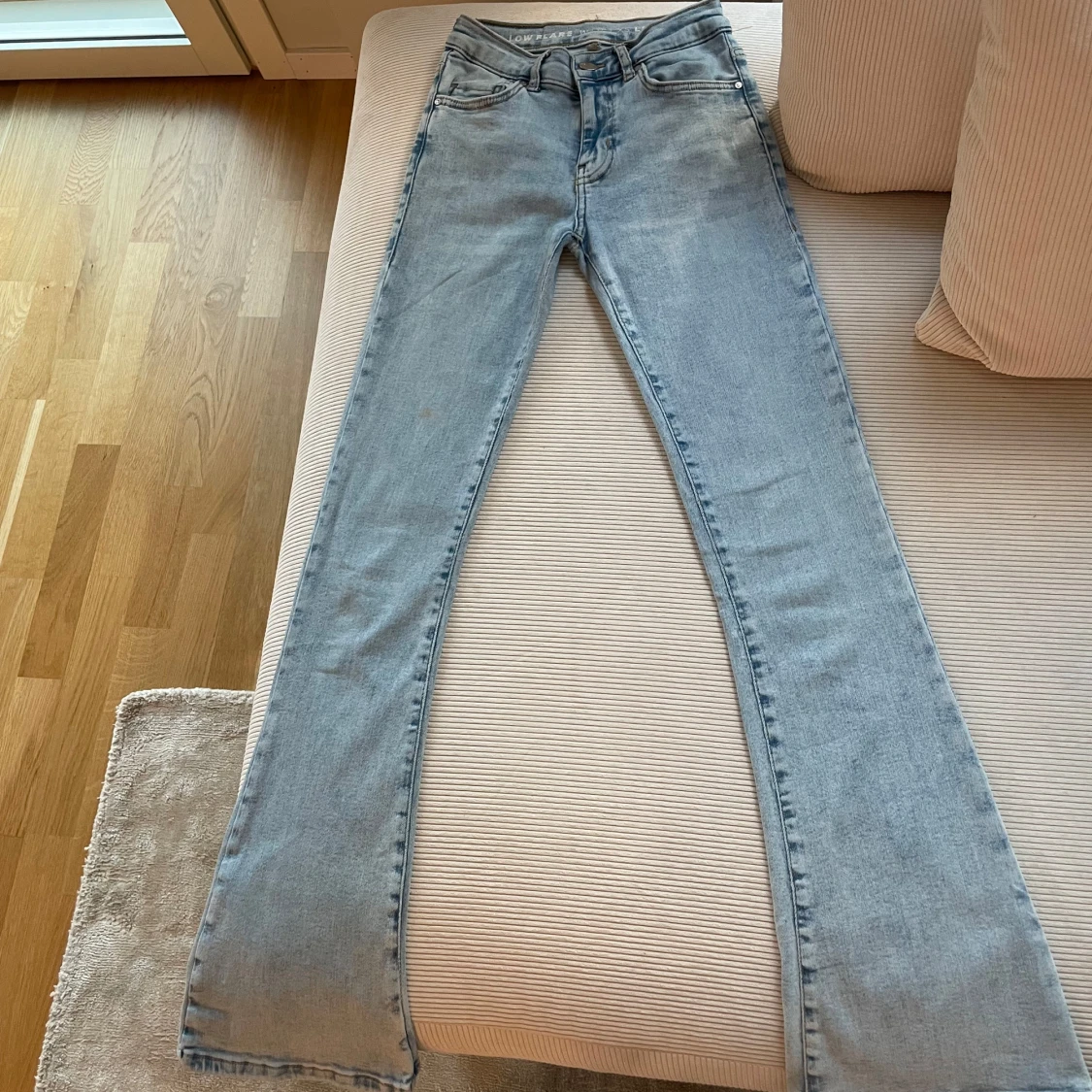 Ljusblå bootcut jeans med low waist - 1