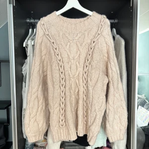 Beige stickad tröja  - Supermysig beige stickad tröja från H&M med grova flätstickade detaljer!! Använd fåtalsgånger perfekt till hösten supersnygg!!