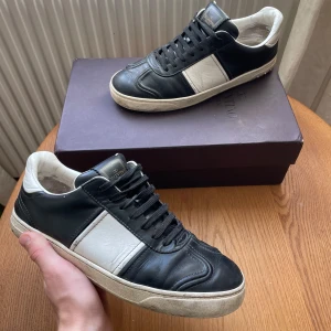 Valentino Flycrew - Valentino Flycrew | Skinn/Läder | Svart / Vit       Storlek: 42, sitter betydligt större, passar lätt 43  Skick: Synligt använda men har kvar att ge. Lite nednött häl och spikar som lossnat, därav priset. Endast skor medföljer ❗️